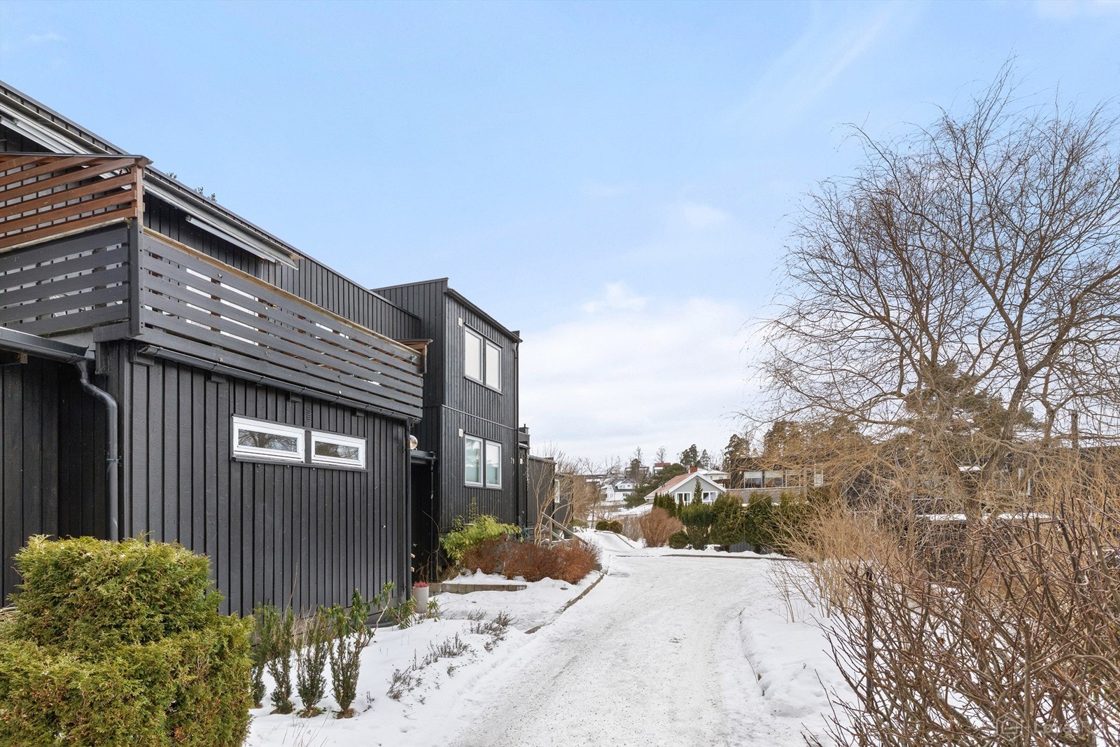 Husene i Munkerudsletta borettslag er oppført med flate tak og kubisk form, i en særpreget funkisstil. Borettslaget har bilfrie gangveier, lekeplasser og store grøntområder Galleribilde