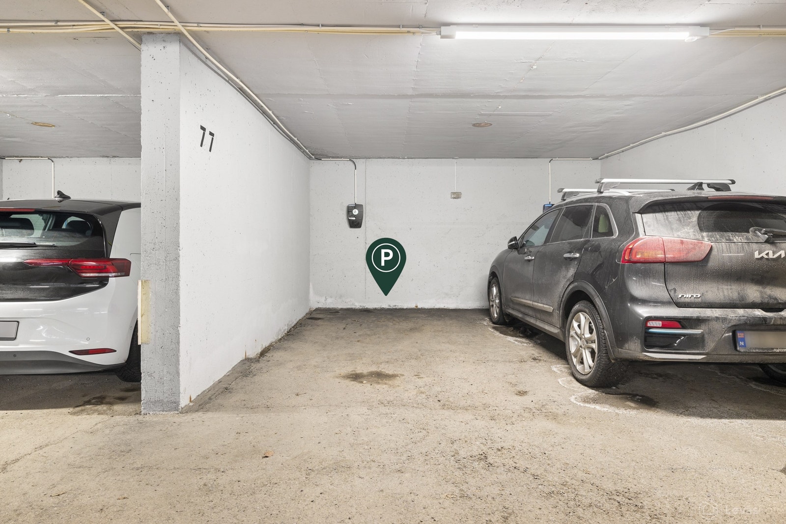 Boligen disponerer en garasjeplass i felles garasjeanlegg. Elbillader på garasjeplassen. Gjesteparkering på garasjetaket.
Kort vei mellom garasjeanlegget og boligen. Galleribilde