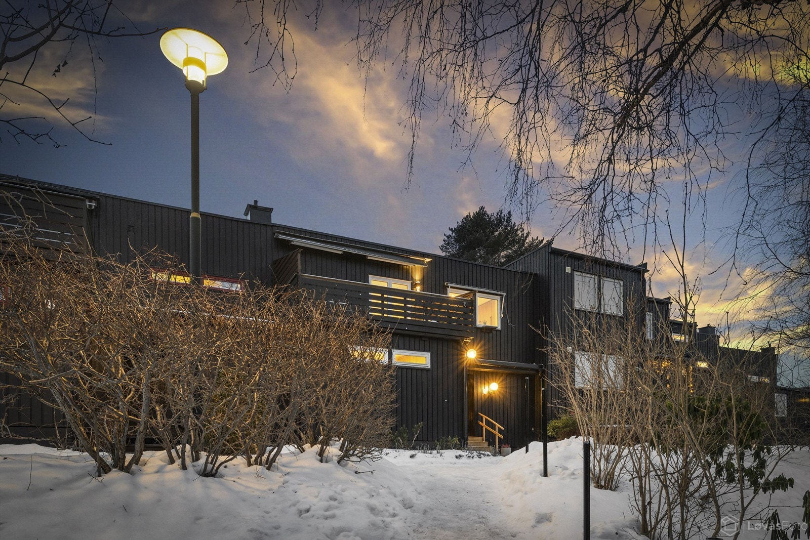 Velkommen til Brattvollveien 77 - Lekkert utbygget rekkehus | Oppusset 2024 | 2 bad | Vestvendt | Garasjeplass | Meget god intern beliggenhet Galleribilde