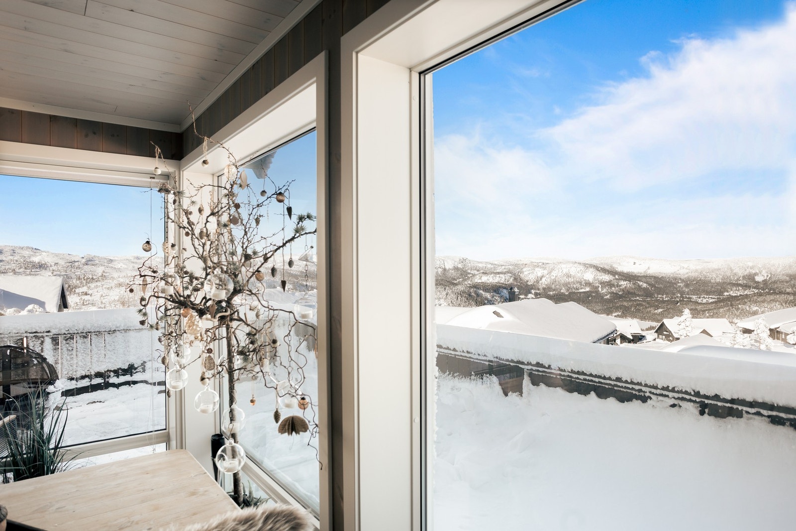Store vinduer med flott utsikt fra stueområdet! Galleribilde