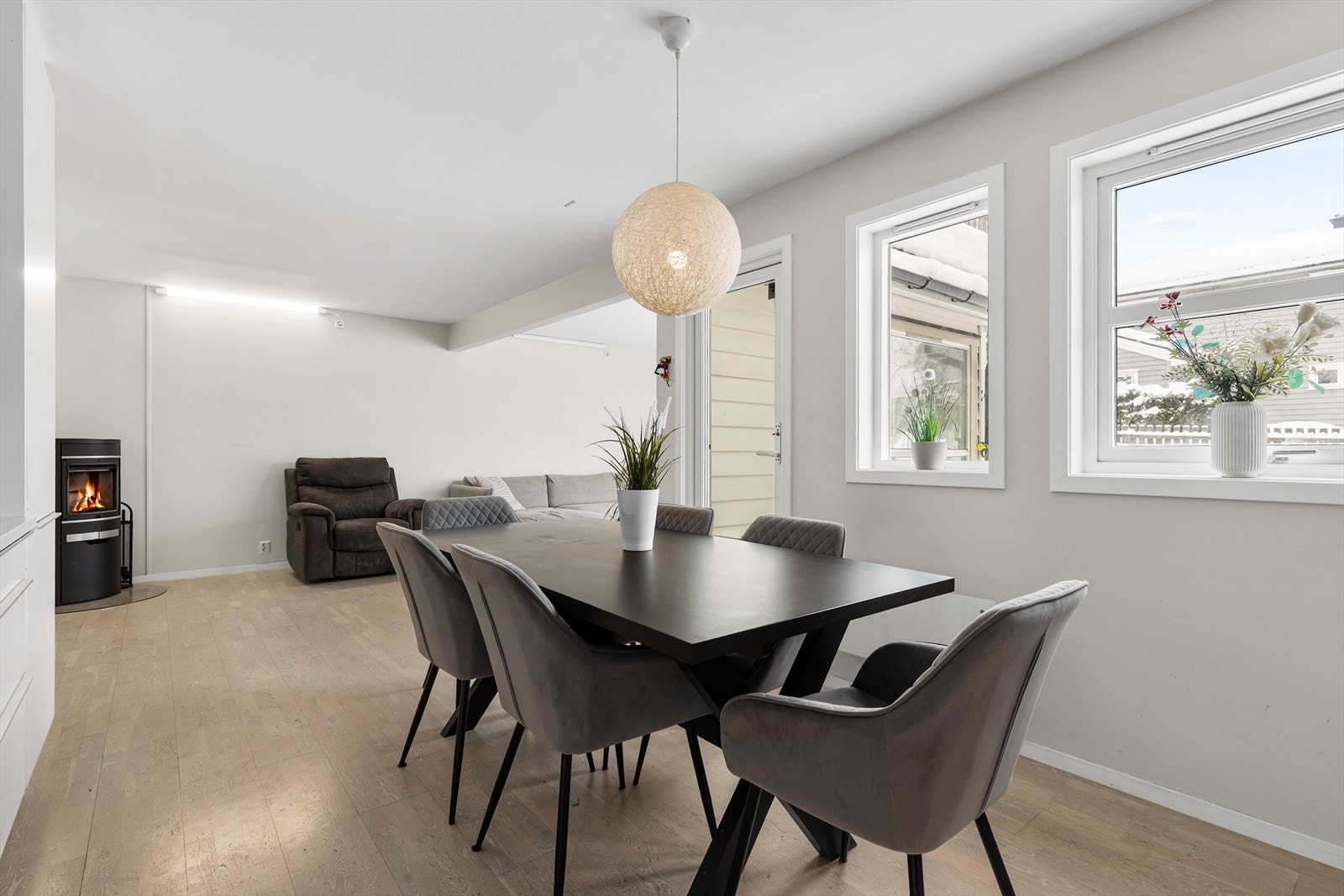 I overgangen mellom stue og kjøkken er det god plass til en spisegruppe. Galleribilde