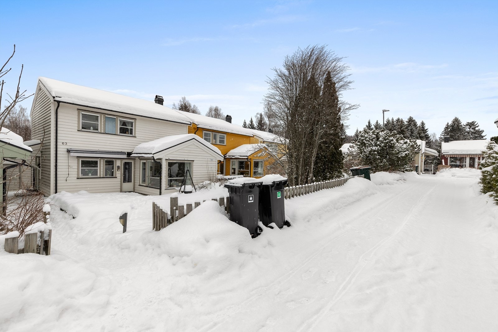 Boligen ligger fint til i et etablert og rolig boligområde. Galleribilde