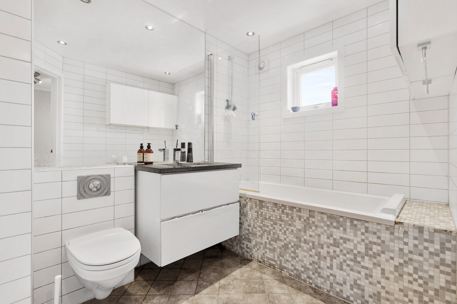 Badet har gulvvarme og elektrisk styrt vifte. Galleribilde