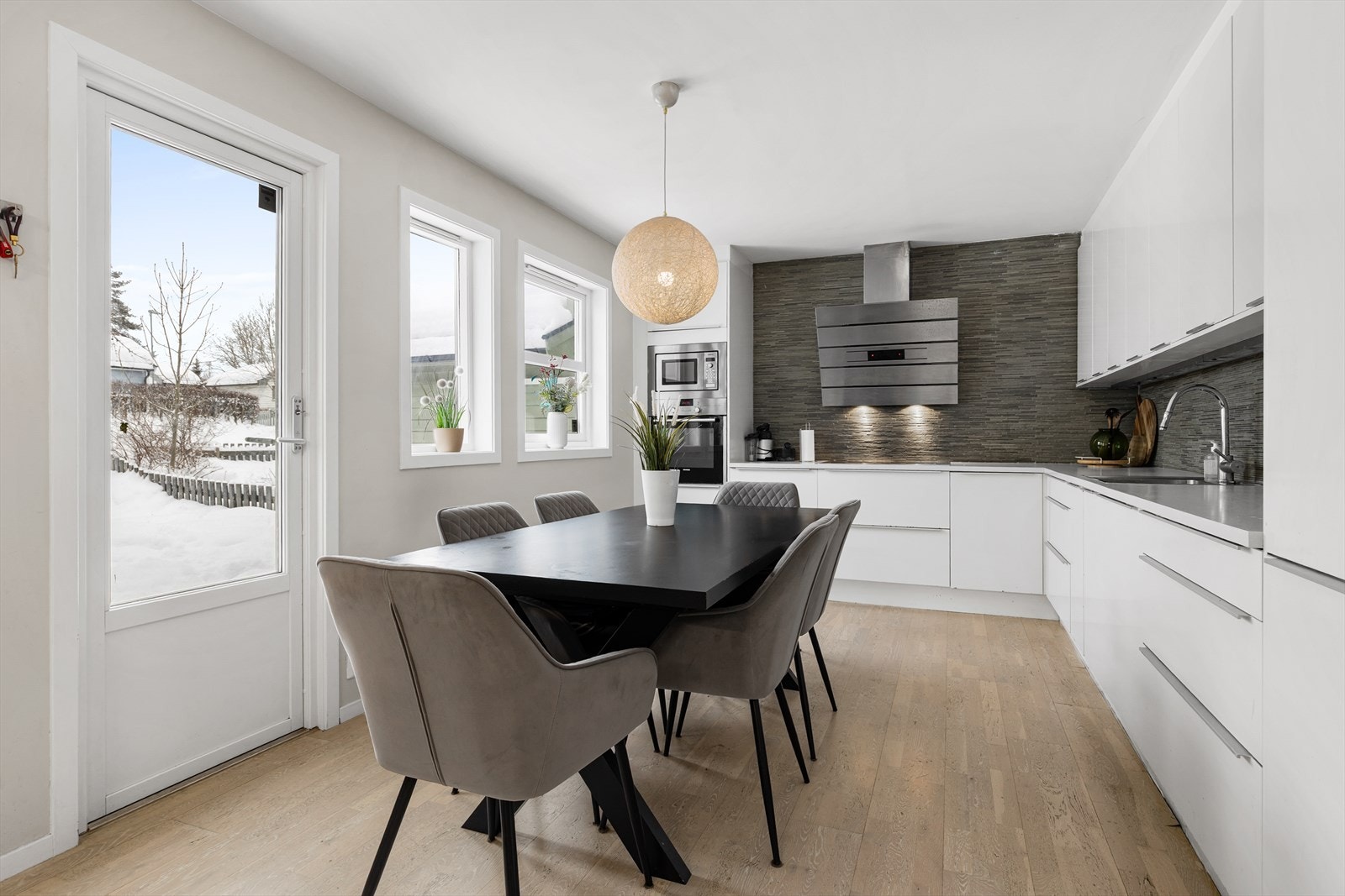 Fra kjøkkenet er det utgang til terrasseplatting og hage. Galleribilde