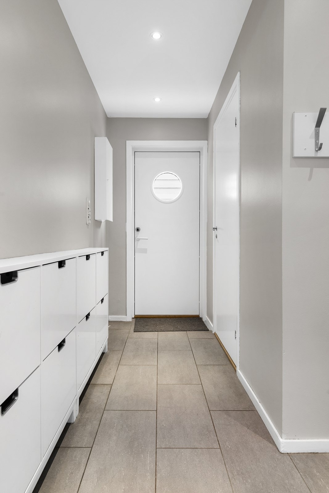Velkommen inn i en lys og innbydende entré med flislagt gulv. Galleribilde