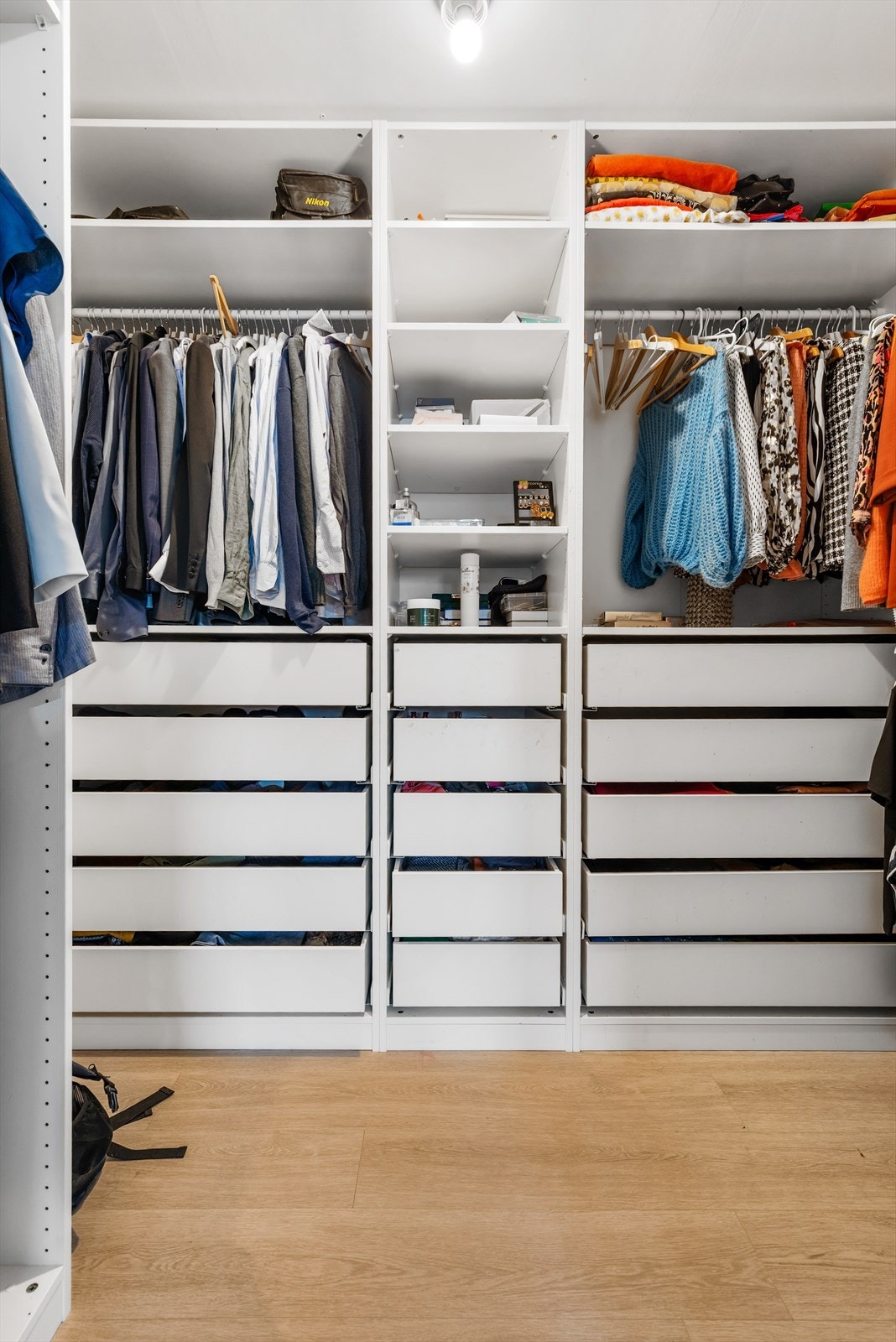 Garderobeløsningen gir rikelig med plass til oppbevaring av klær. Galleribilde