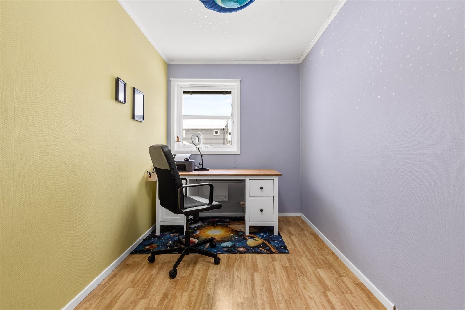 Et eget rom som er ideelt som hjemmekontor eller et ekstra soverom ved behov. Galleribilde