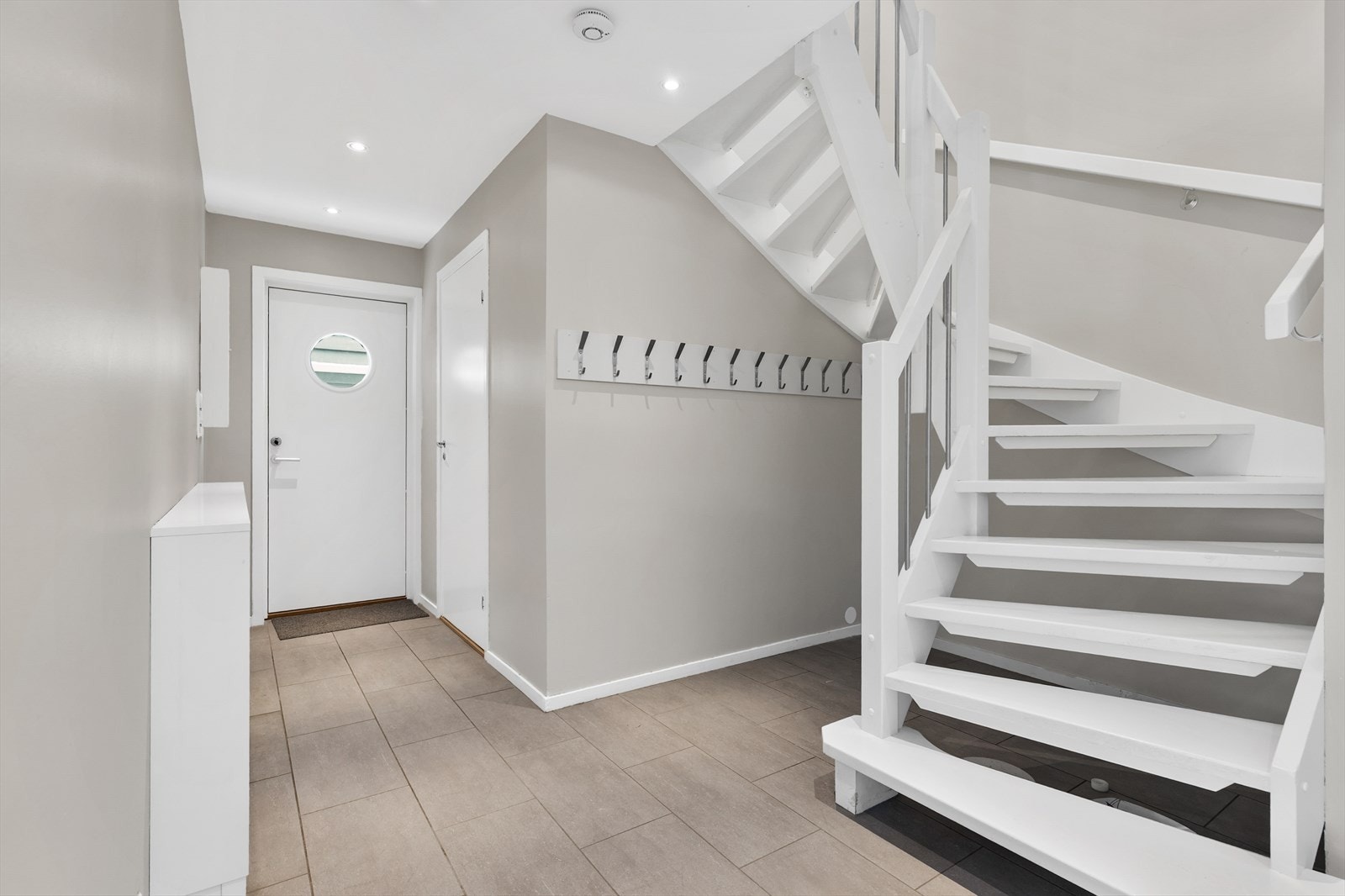 Fra entreen er det tilgang til boligens øvrige rom og trapp til andre etasje. Galleribilde