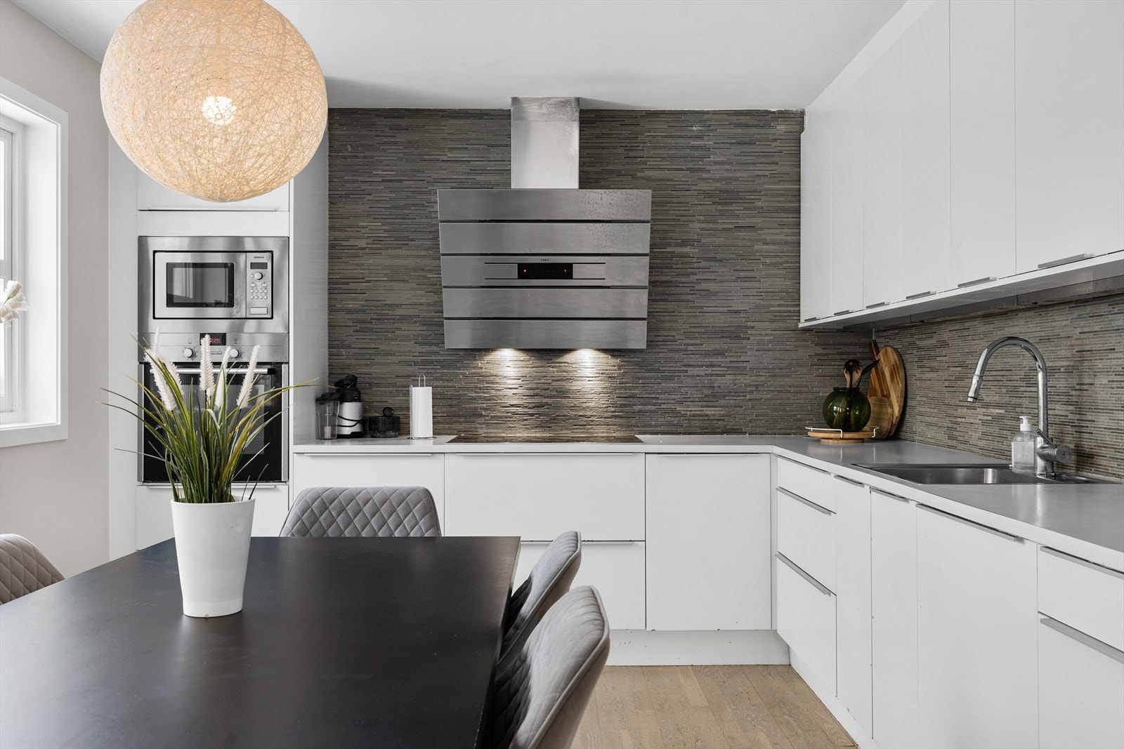 Kokesonen har induksjonstopp og en stilren ventilator i børstet stål. Galleribilde