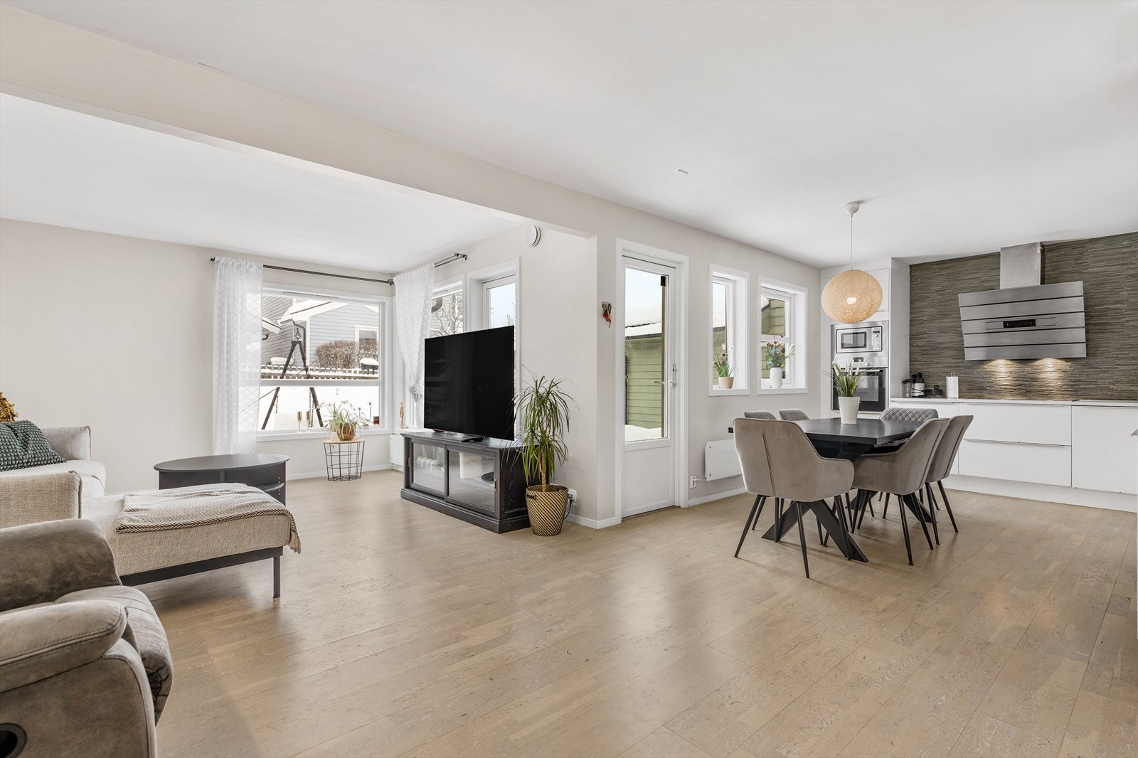 Den åpne løsningen mellom stue og kjøkken skaper en luftig og sosial sone. Galleribilde