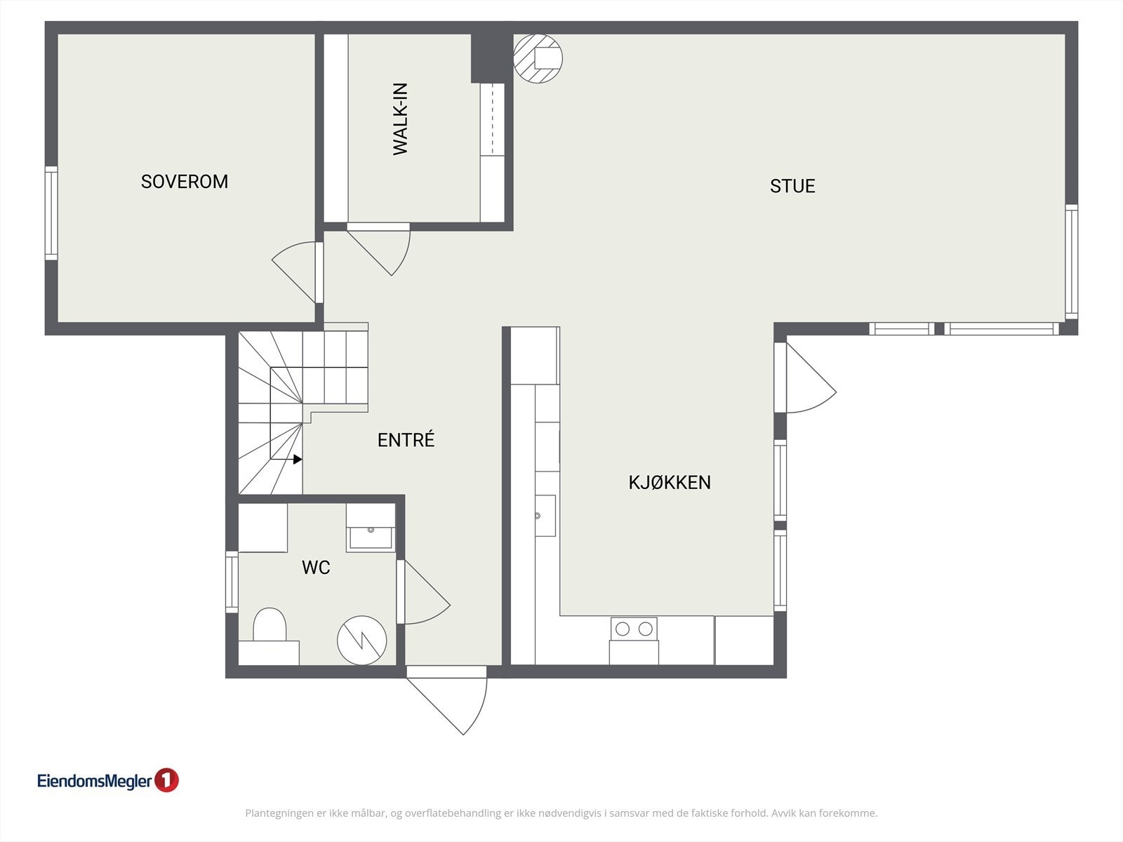 Første etasje har en sosial planløsning med stue, kjøkken, entré, WC/vaskerom og et soverom. Galleribilde