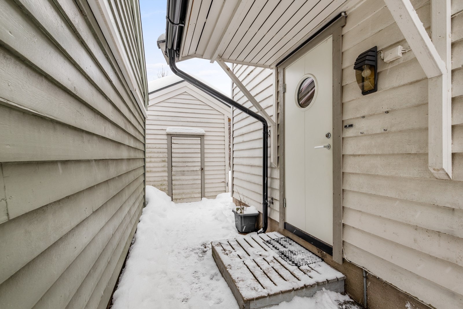 Egen inngang på siden av boligen, med tilhørende utebod. Galleribilde