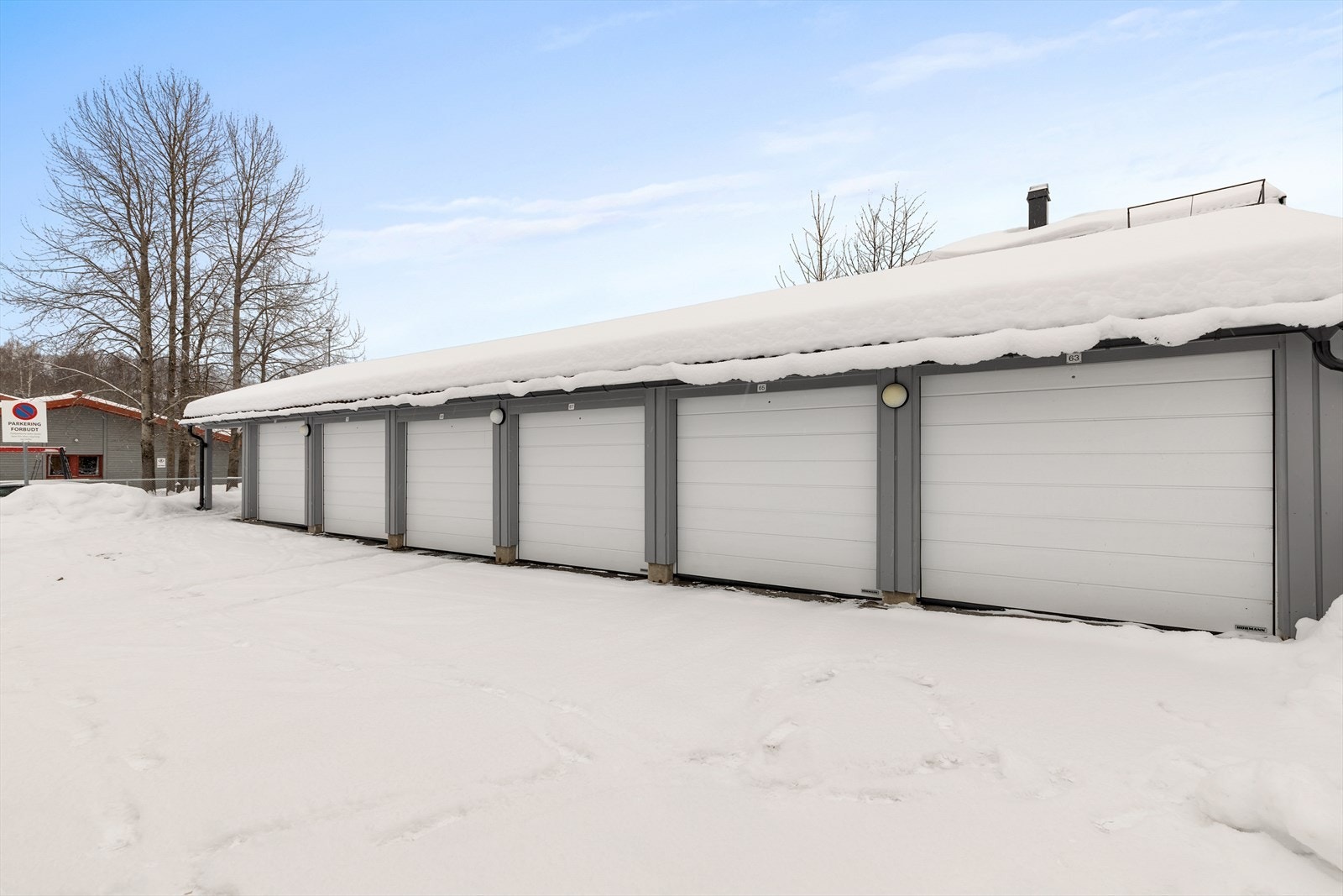 Det medfølger egen garasjeplass i felles garasjerekke. Galleribilde