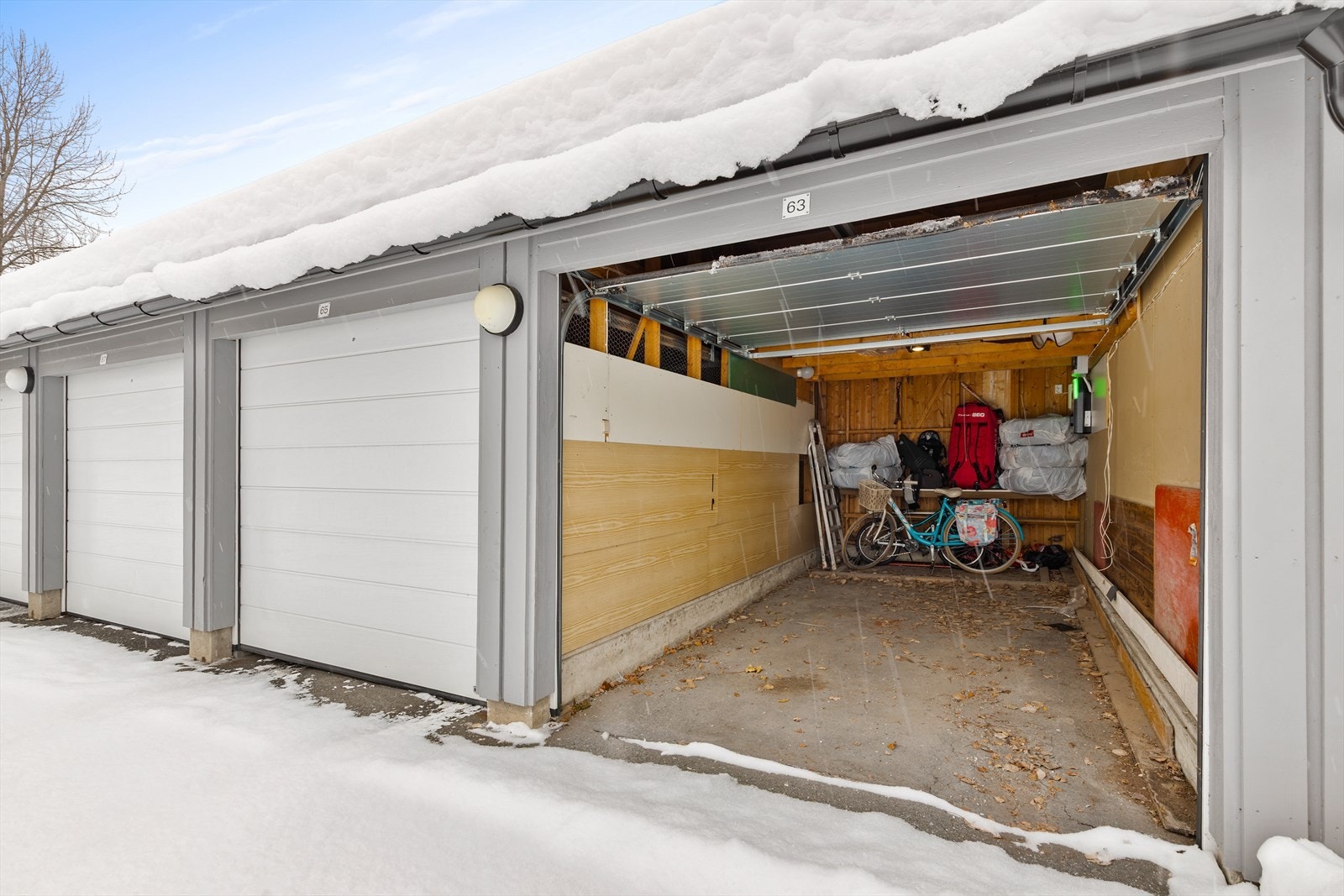 Garasjen har plass til bil og ekstra lagring Galleribilde