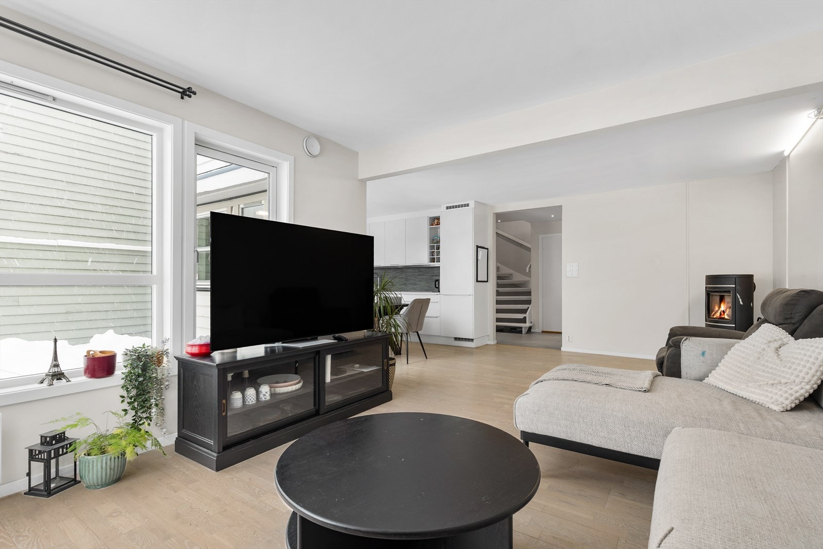 Gjennomgående parkettgulv binder rommene sammen på en helhetlig måte. Galleribilde