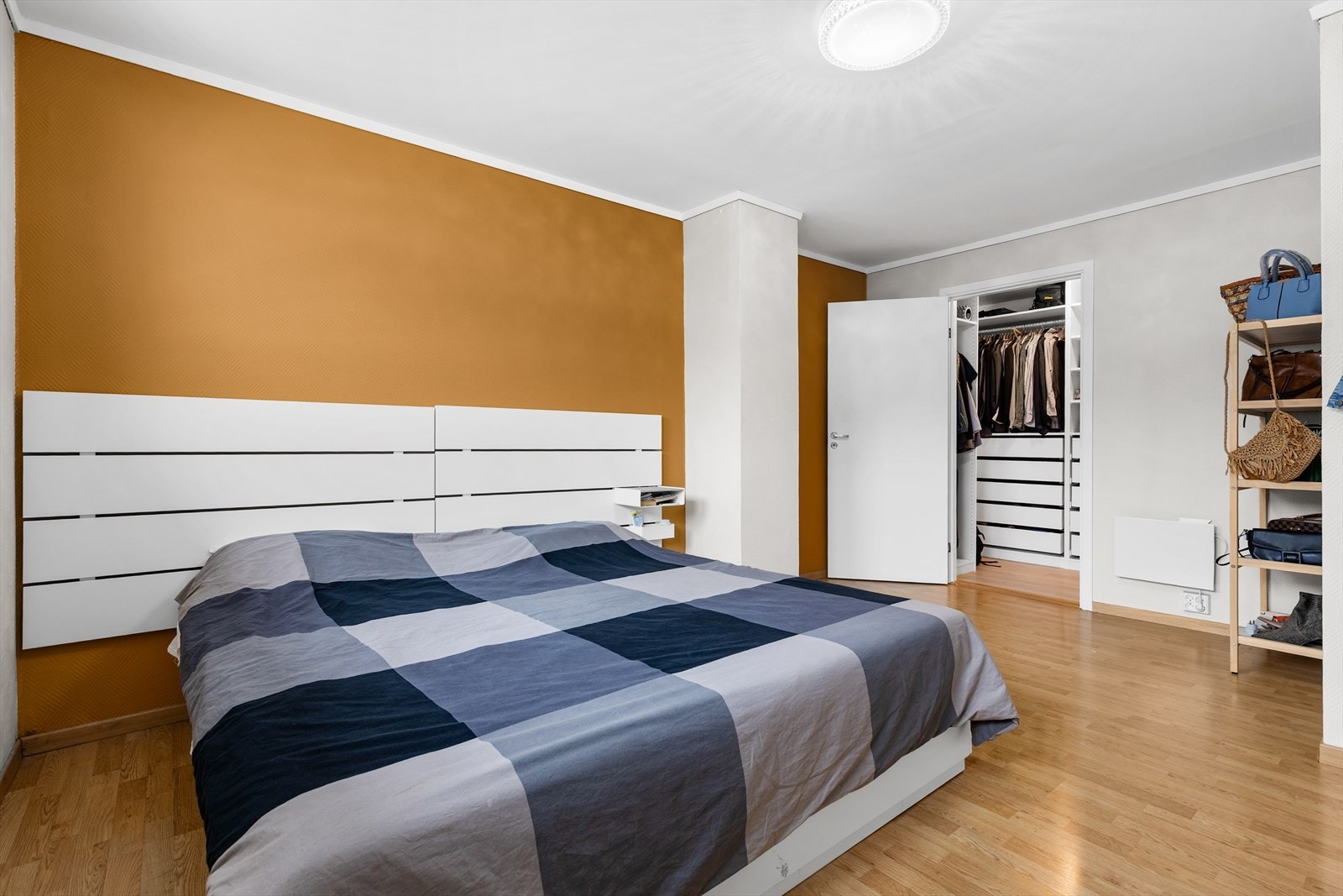 Direkte adkomst fra soverommet til et praktisk walk-in-closet. Galleribilde