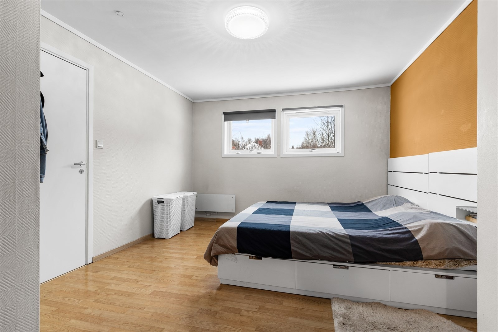 Hovedsoverommet er romslig med plass til dobbeltseng. Galleribilde