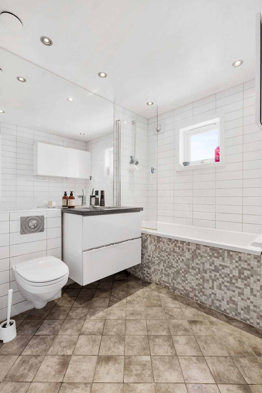 Baderom i andre etasje med vegghengt toalett, badekar og servant med skuffeseksjon. Galleribilde