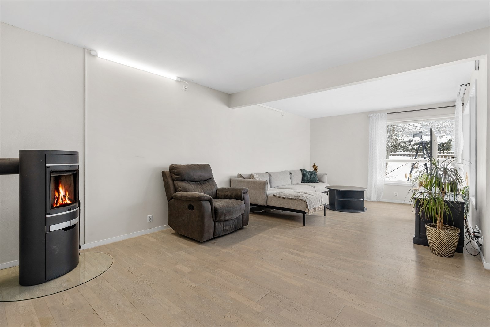 Stuen har god plass til sofagruppe, peisovnen er ødelagt Galleribilde