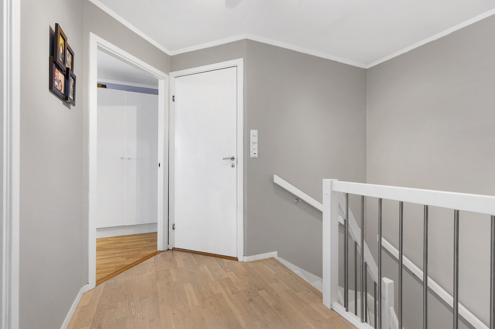 Gangen i andre etasje fordeler tilgangen til etasjens rom. Galleribilde