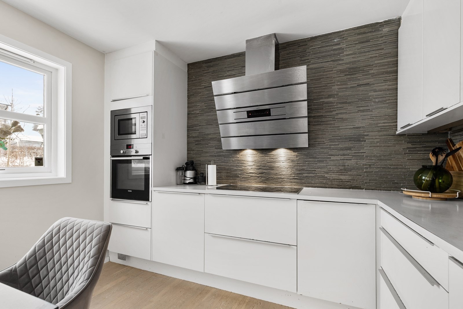 Høyskap med integrert stekeovn og mikrobølgeovn. Galleribilde