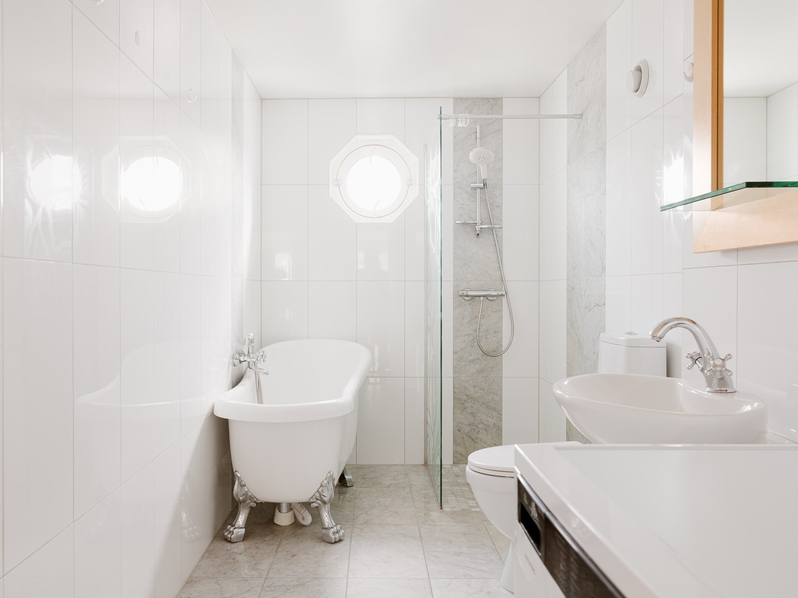 Leiligheten har et lyst og tidløst baderom av god størrelse. Galleribilde