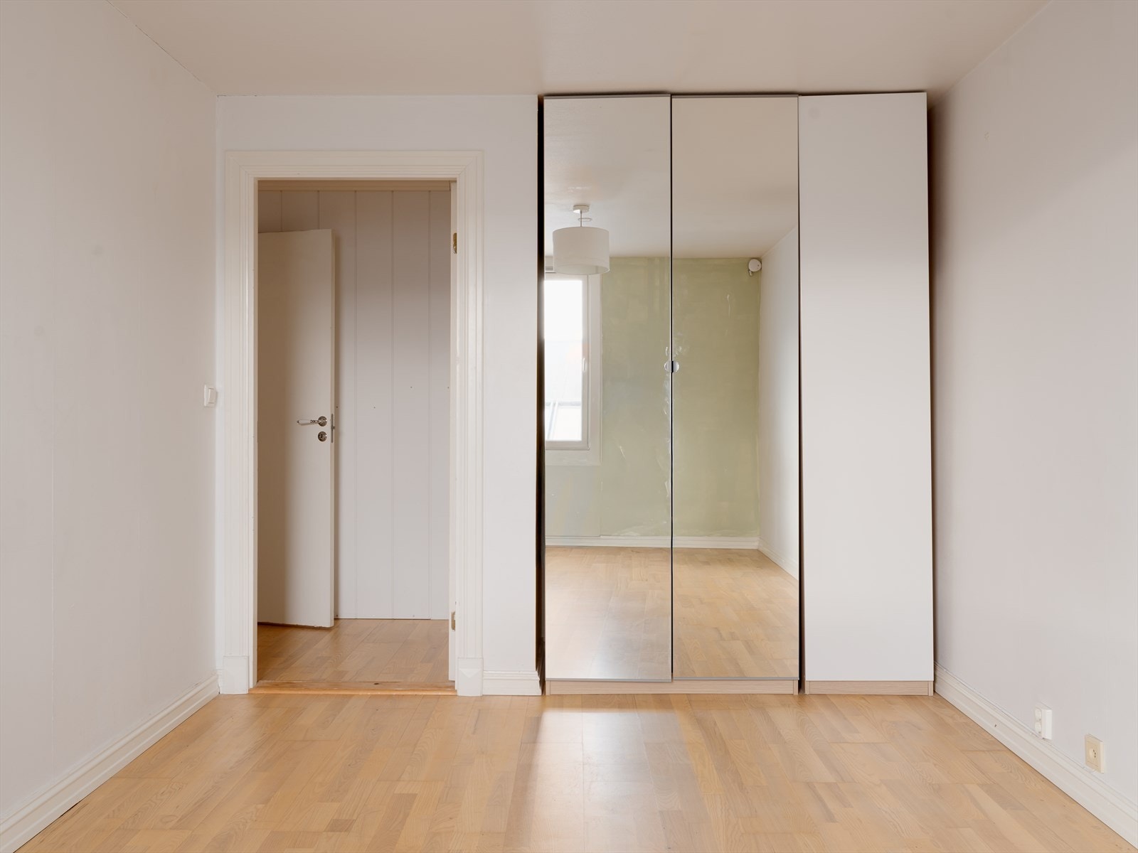 Garderobe er godt utnyttet med mye oppbevaringsplass. Galleribilde