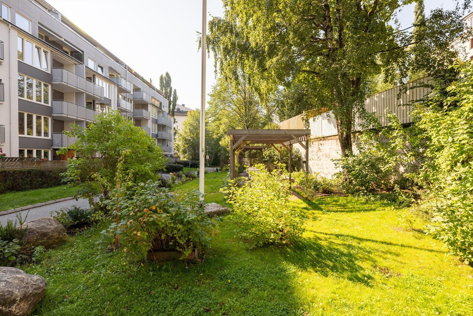 Med den idylliske og frodige bakgården er det lett å glemme at man bor midt i byen. Galleribilde