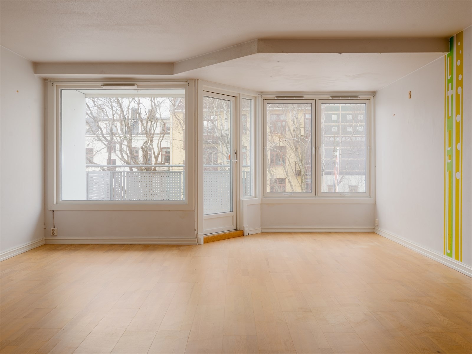 Boligens gjennomgående planløsning kombinert med store vindusflater, sørger for rikelig med naturlig lys og en behagelig romfølelse. Galleribilde