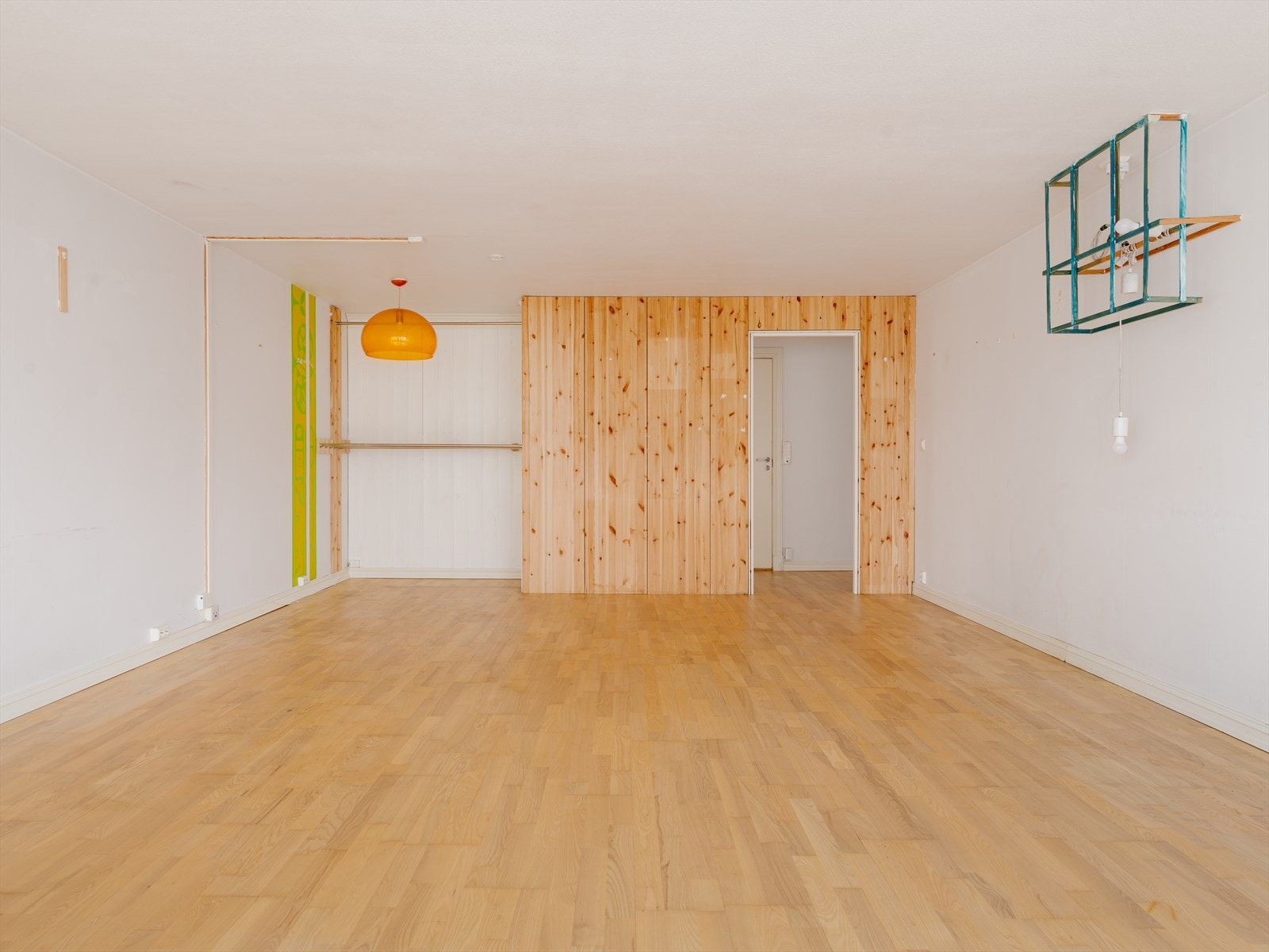 Romslig stue gir flere sosiale soner i leiligheten. Galleribilde