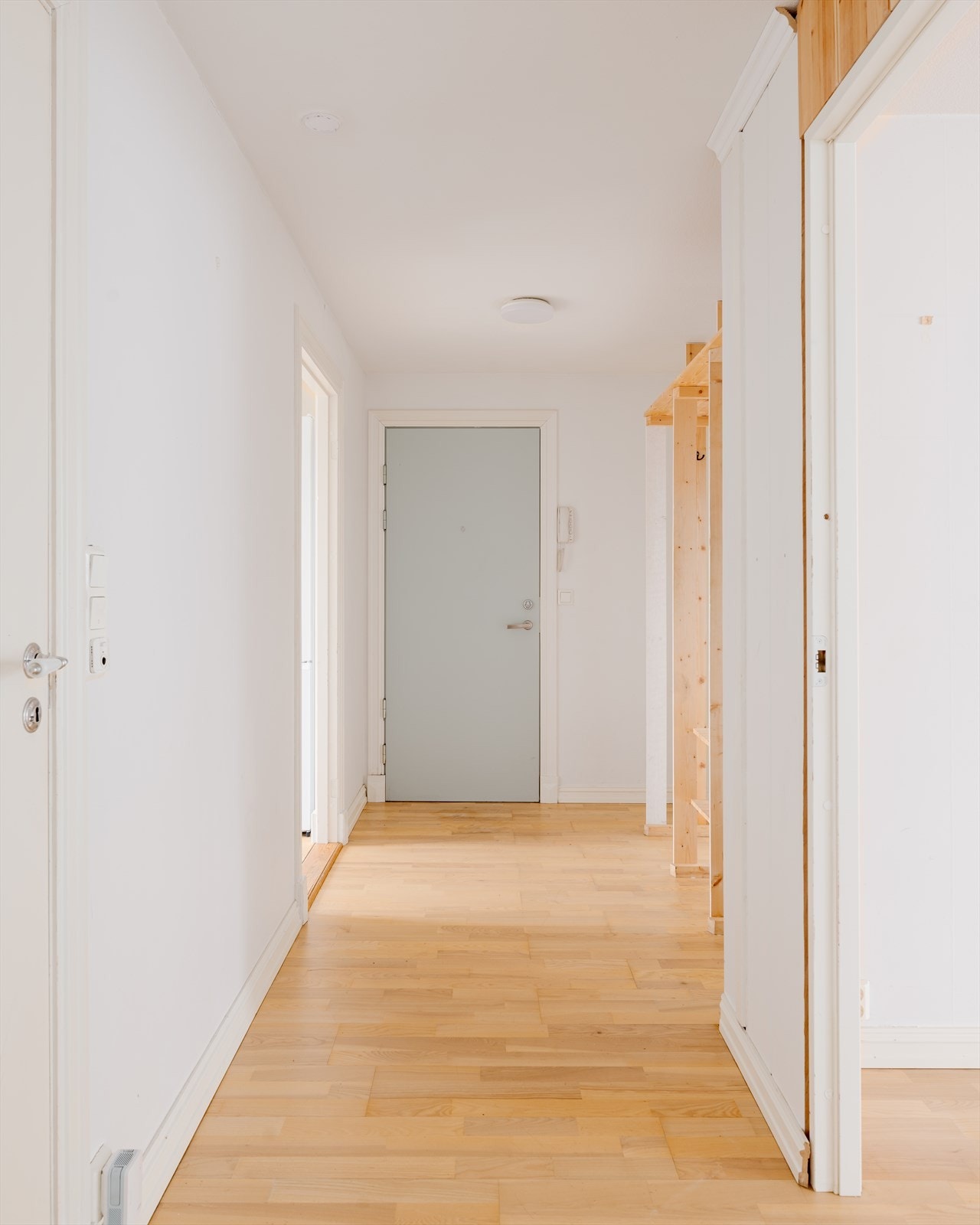 En romslig entrè med plass til oppbevaring av sko og yttertøy. Velkommen hjem! Galleribilde