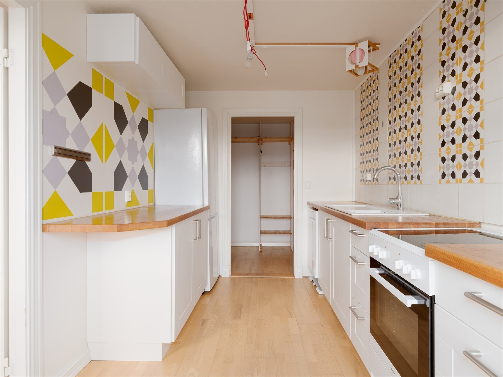 Kjøkkenet er av god størrelse med av rikelig skap- og benkeplass. Kvik kjøkken fra 2014 med, opplegg for oppvaskmaskin, frittstående hvitevarer, kjøkkeninnredning med profilerte fronter, og benkeplate i tre. Galleribilde