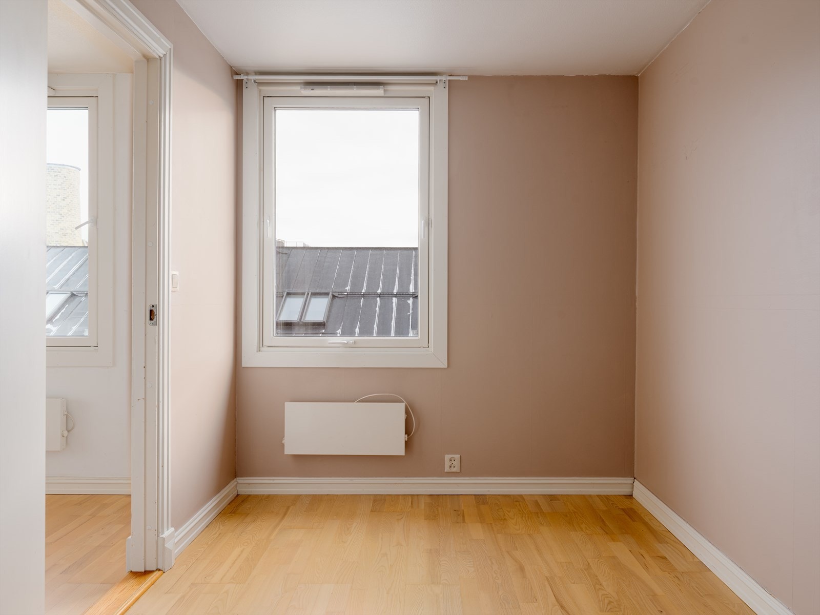 Innenfor kjøkkenet ligger ett av boligens to soverom. Galleribilde