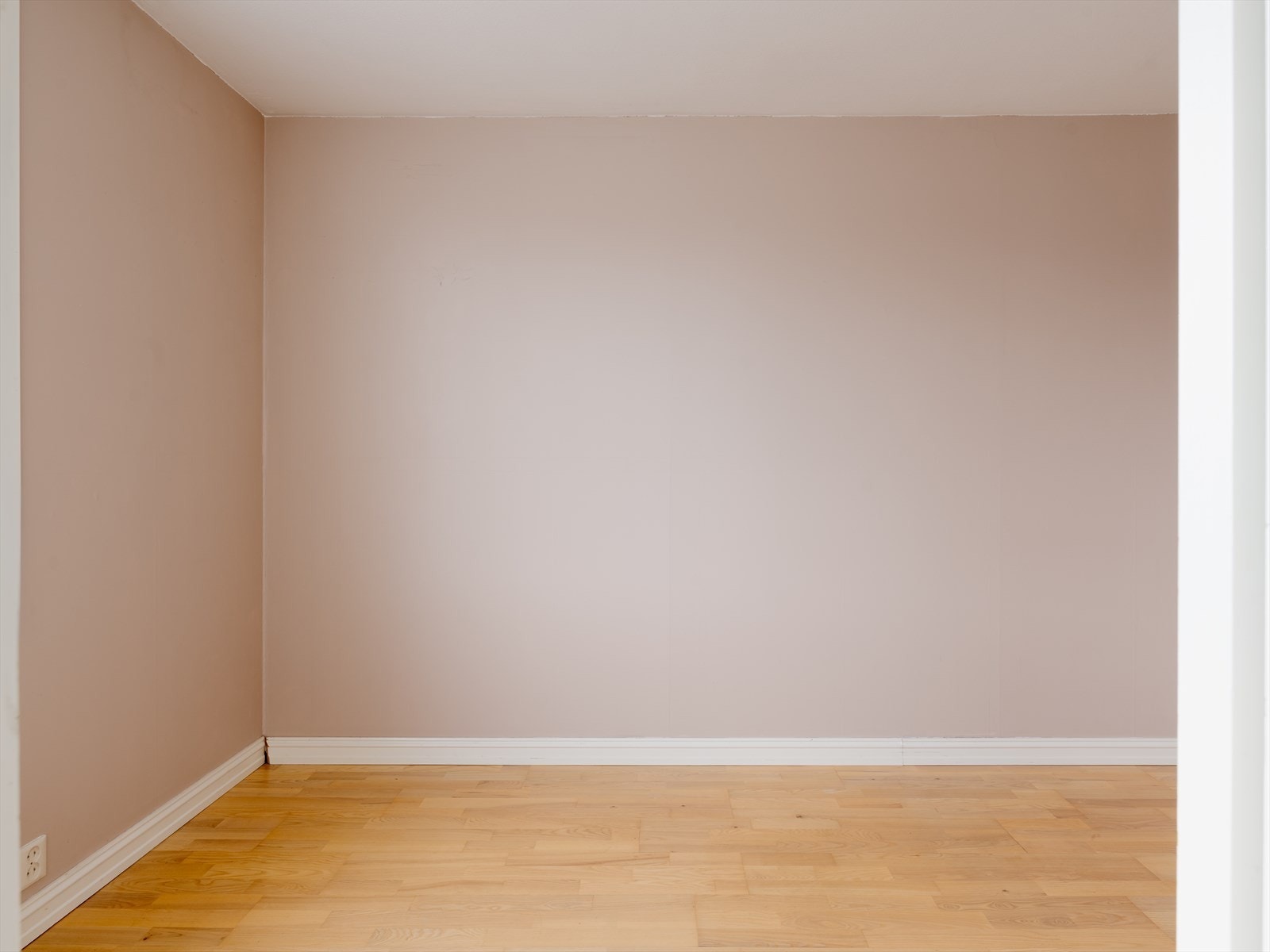 Soverommet kan fungere som et ekstra soverom med plass til dobbeltseng, barnerom eller gjesterom med hjemmekontor. Galleribilde