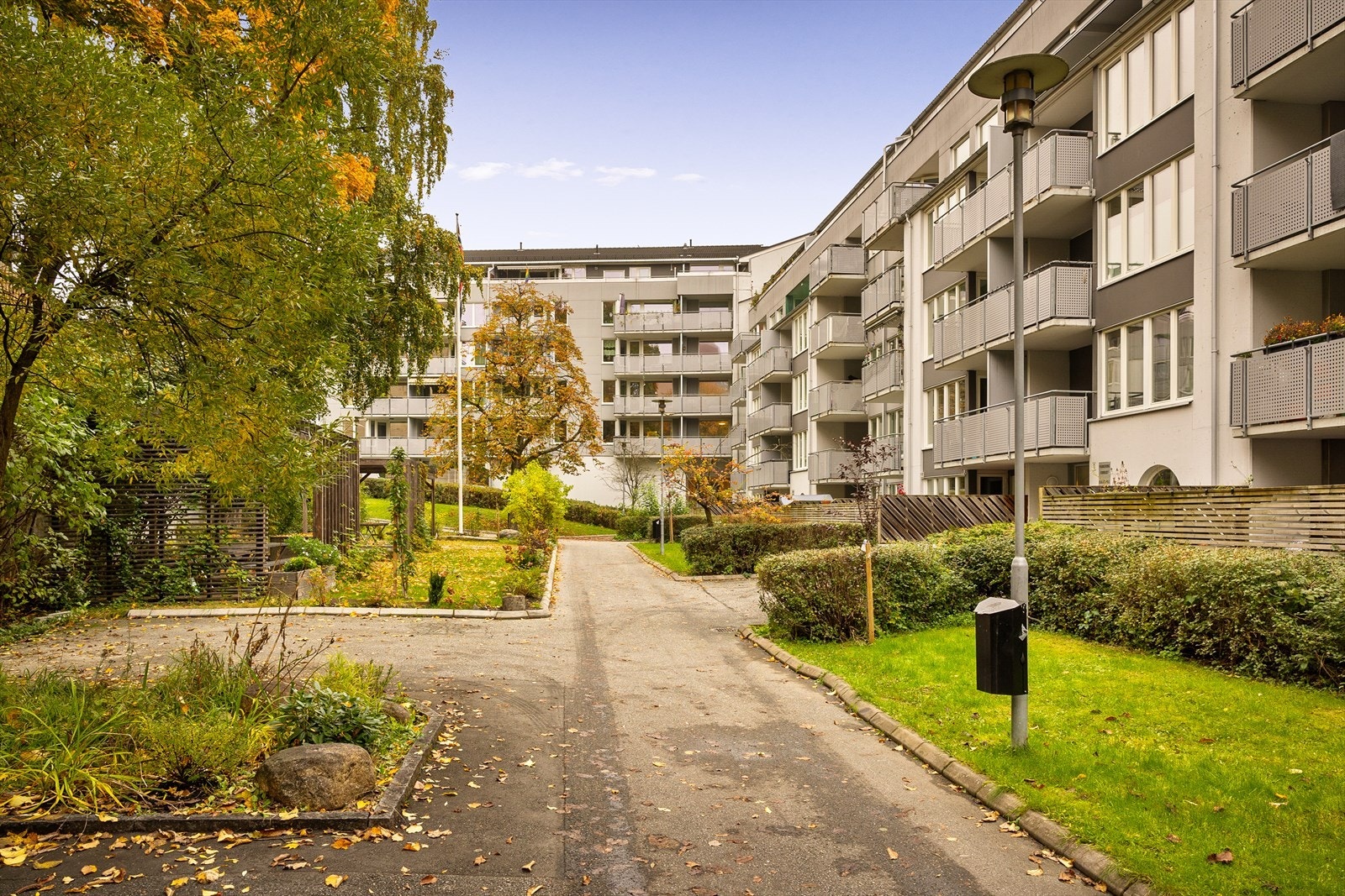 Sameiet har koselige og velholdte fellesarealer, med lekeplass og sittegrupper for beboerne. Bakgård er inngjerdet. Galleribilde
