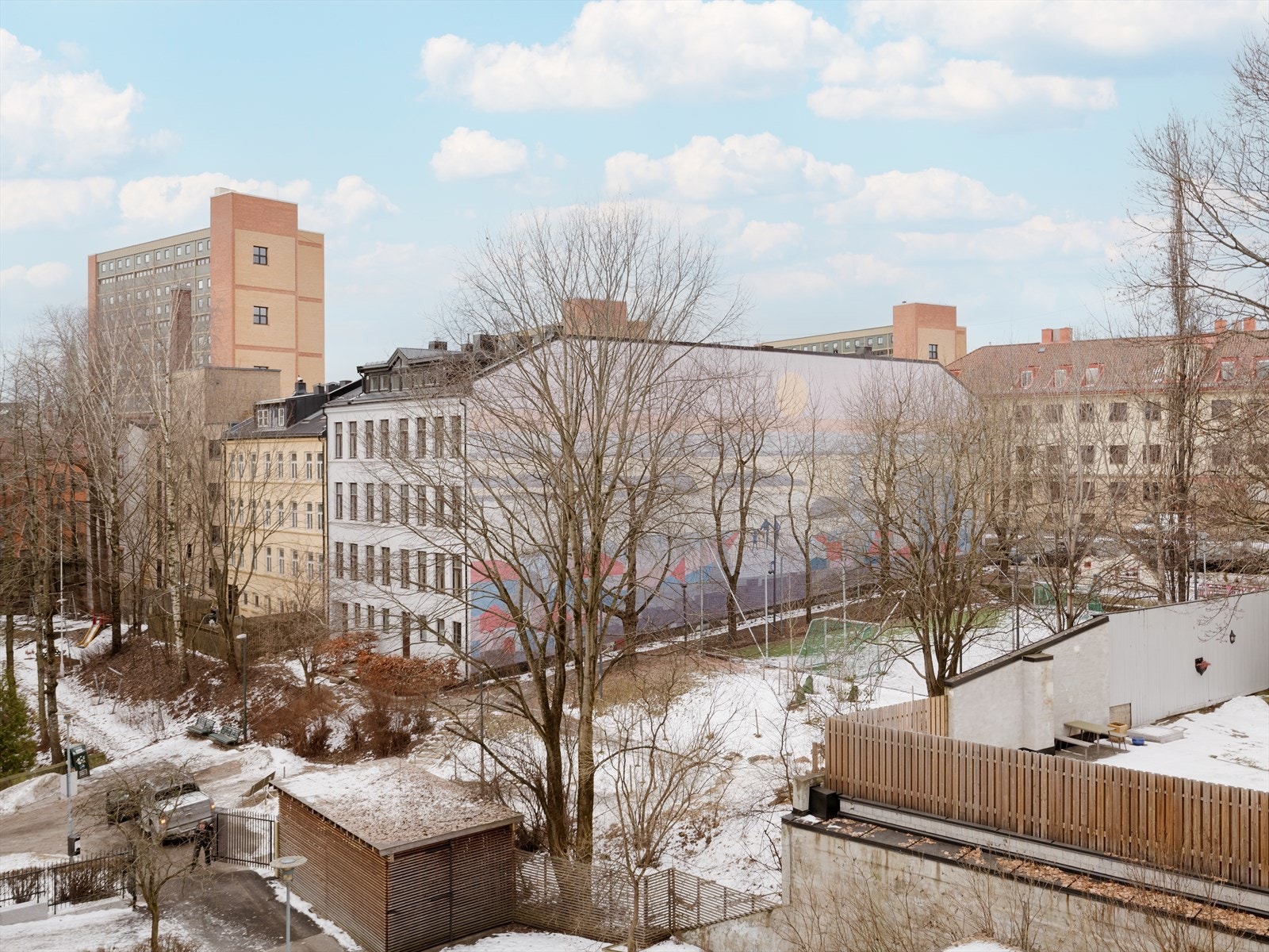 Balkongen har fine solforhold - her kan sene sommerkvelder nytes! Galleribilde