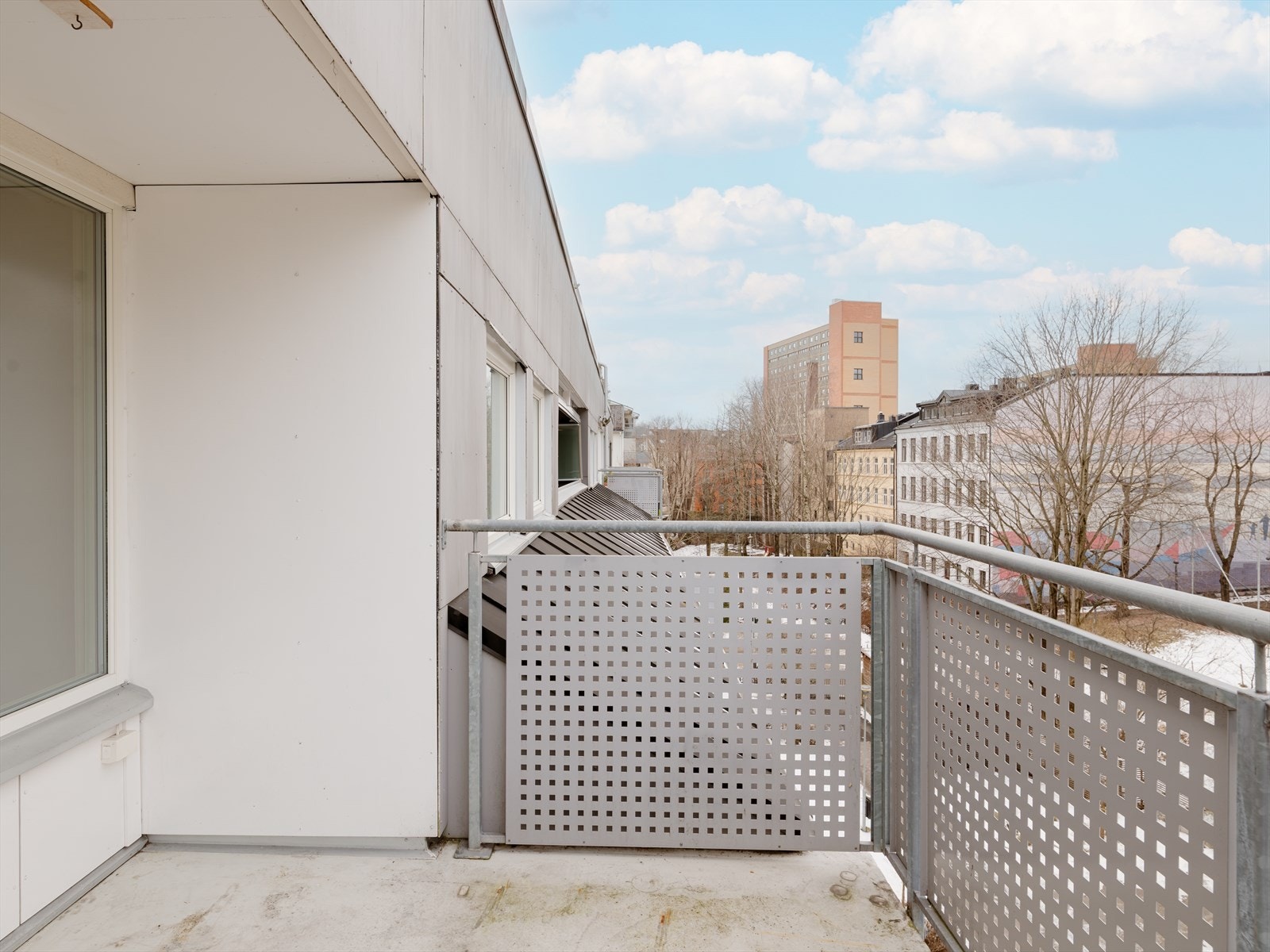 Den store, skjermede balkongen er perfekt for late sommerdager i sola. Galleribilde