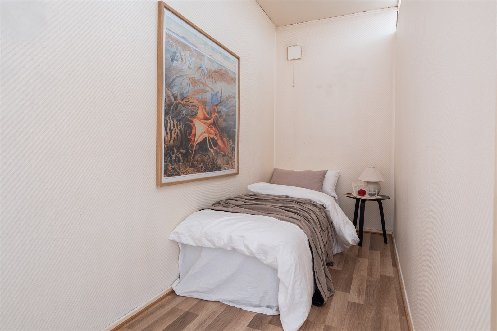 Det er etablert en praktisk sovealkove i rommet. Galleribilde