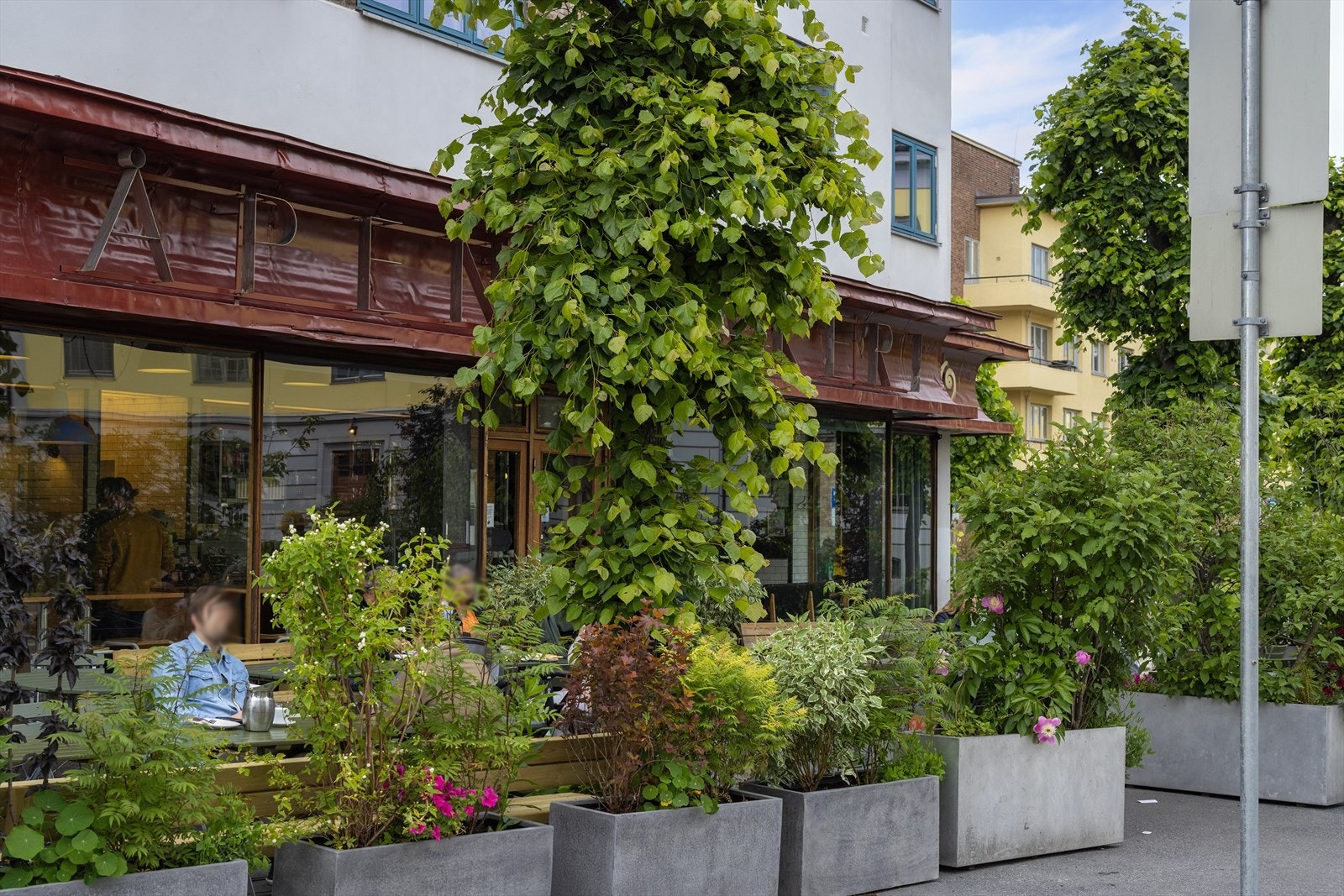 Området er kjent for sitt rike utvalg av kaféer, restauranter og kulturtilbud. En favoritt er Åpent bakeri som selger deilig kaffe og bakevarer. Om kvelden tar Lofthus Samvirkelag over driften og serverer pizza og drikke. Galleribilde