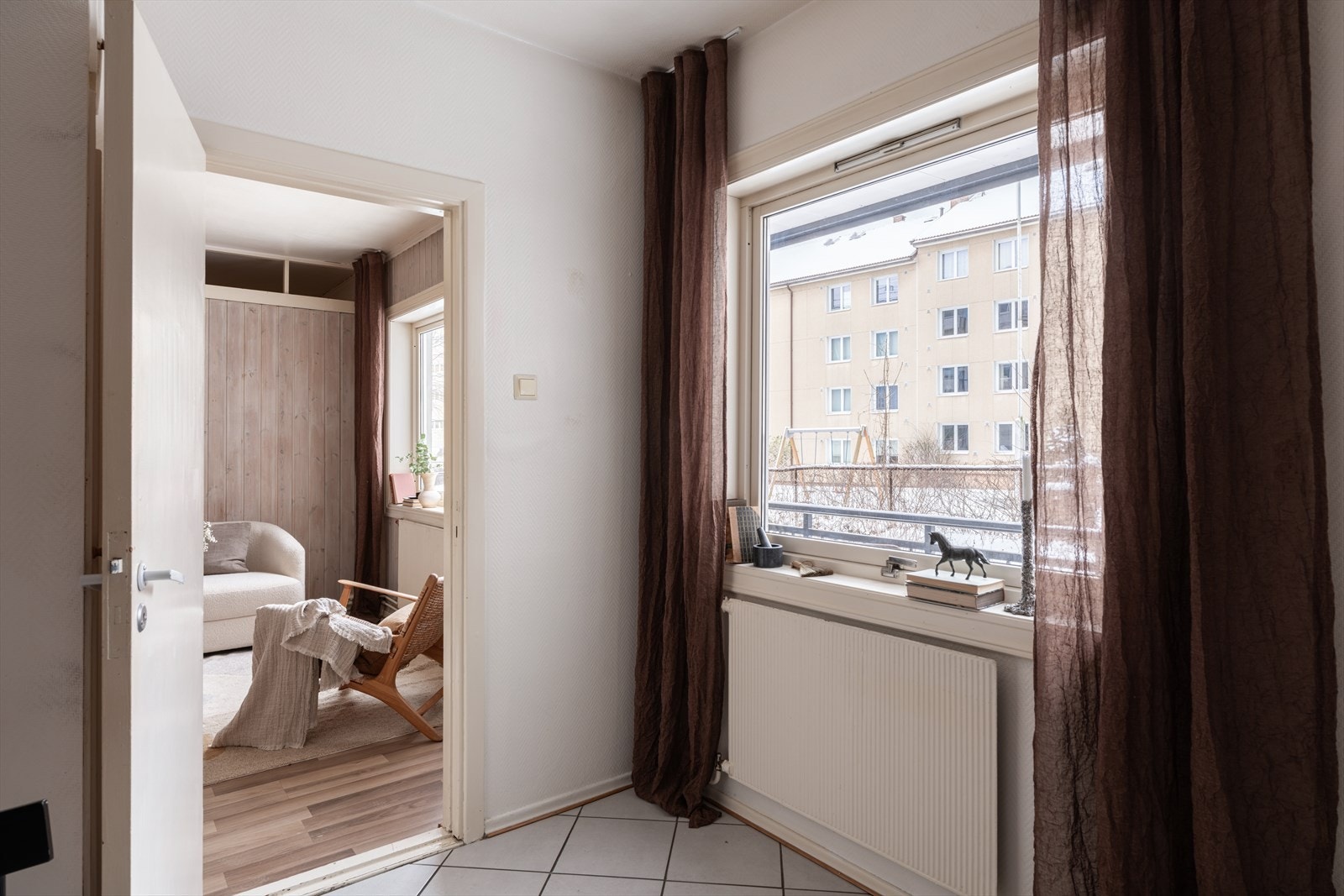 Leiligheten blir oppvarmet med vegghengte radiatorer. Oppvarming er inkludert i felleskostnadene. Galleribilde