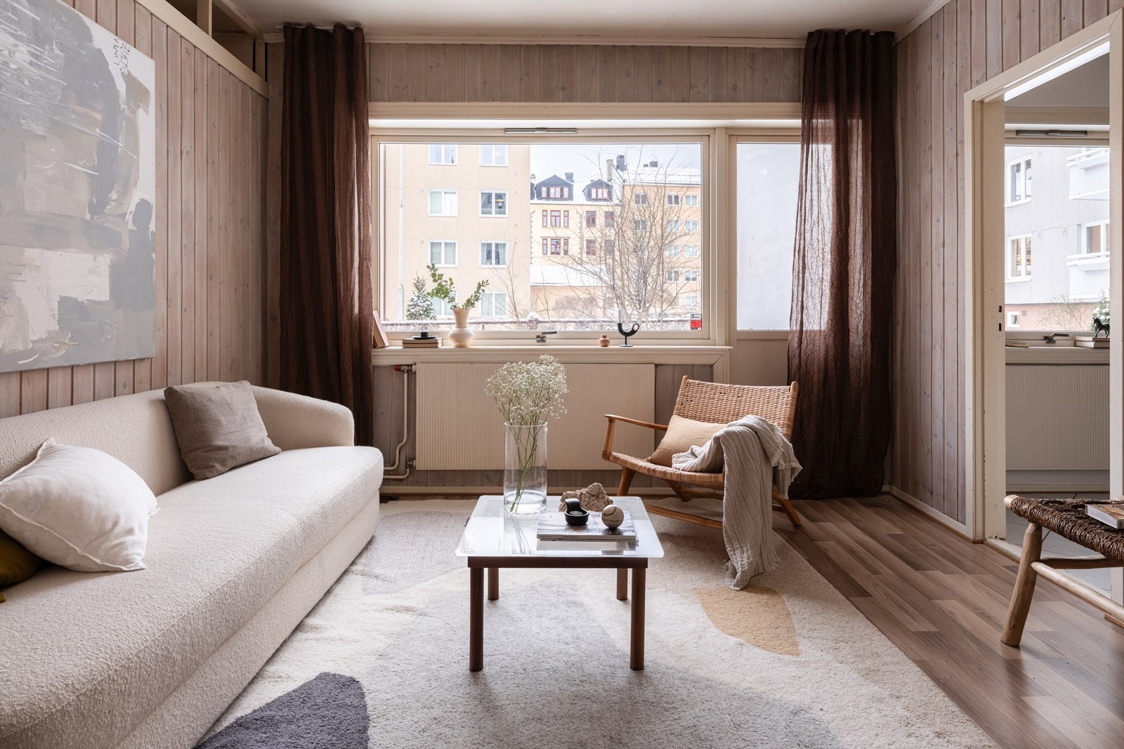 Den lyse og hyggelige stuen har en fin planløsning der møblene har sin naturlige plassering. Galleribilde