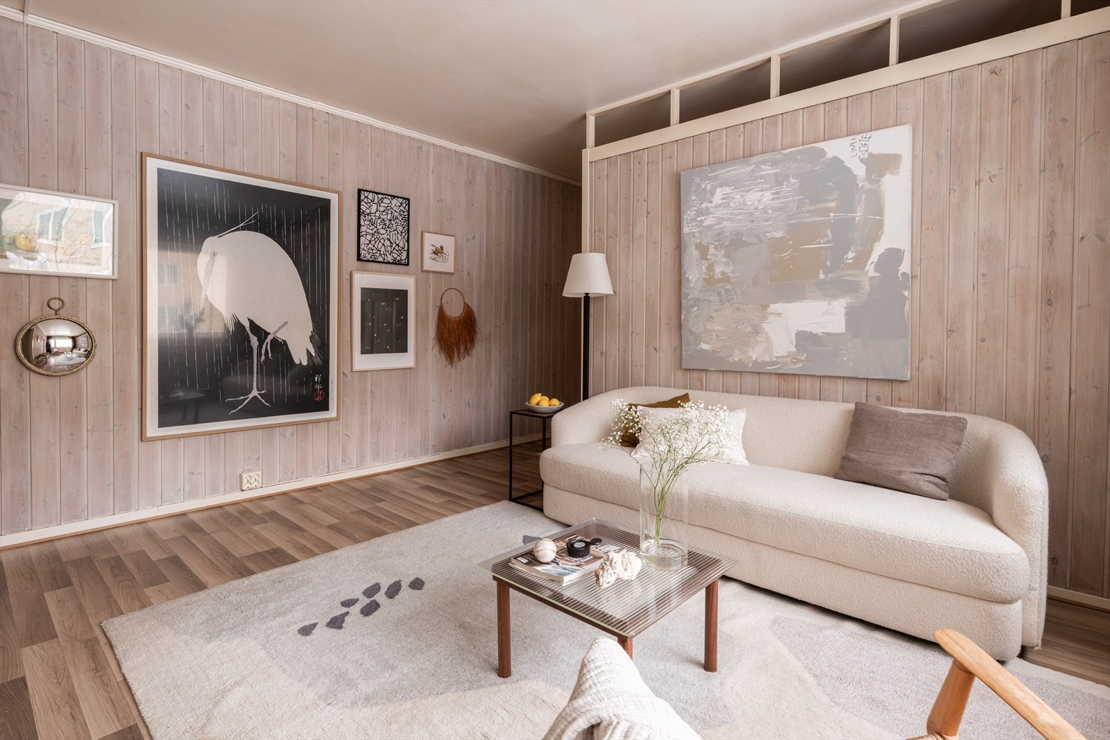 Veggene er dekt med behandlet panel og gulvet har xx Galleribilde