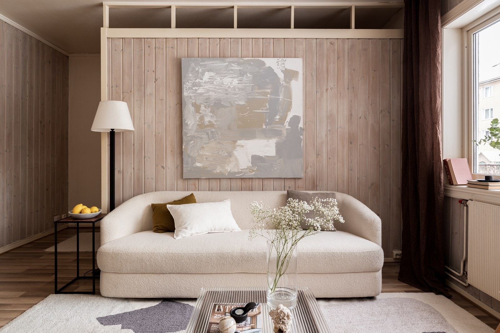 Det er god plass til sofa, tv-møbler og øvrig møblement. Galleribilde