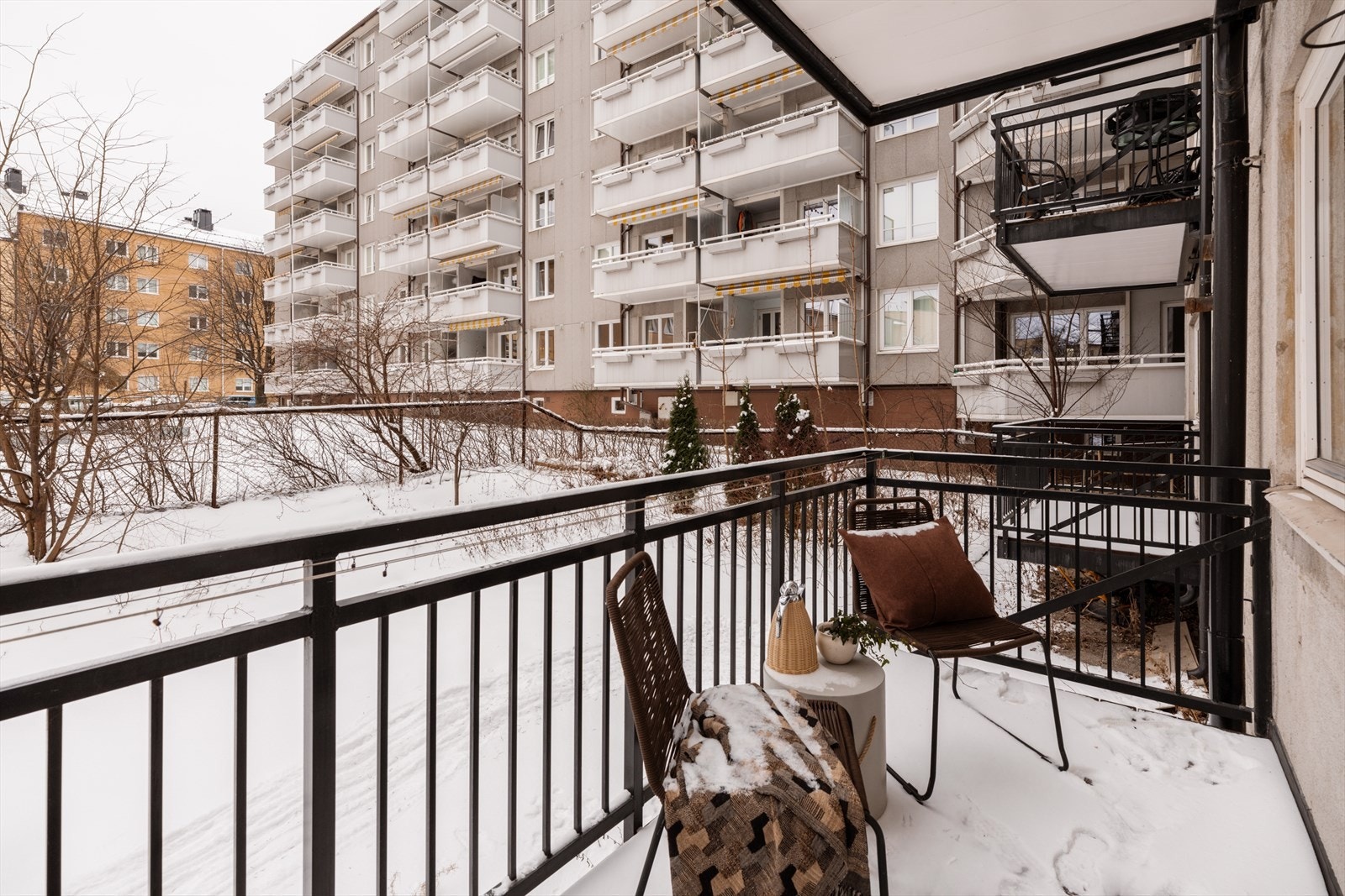 Balkongen byr på plass til utemøbler, planter og grill. Galleribilde