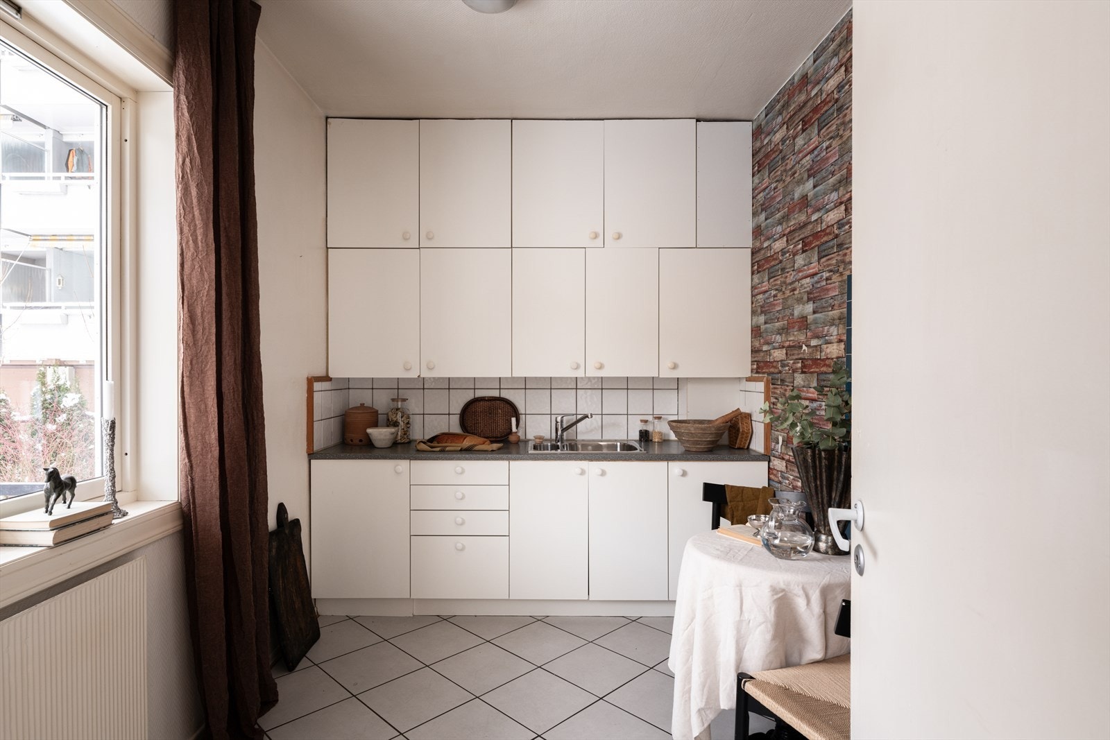 Separat kjøkkenrom med plass til spisebord. Galleribilde