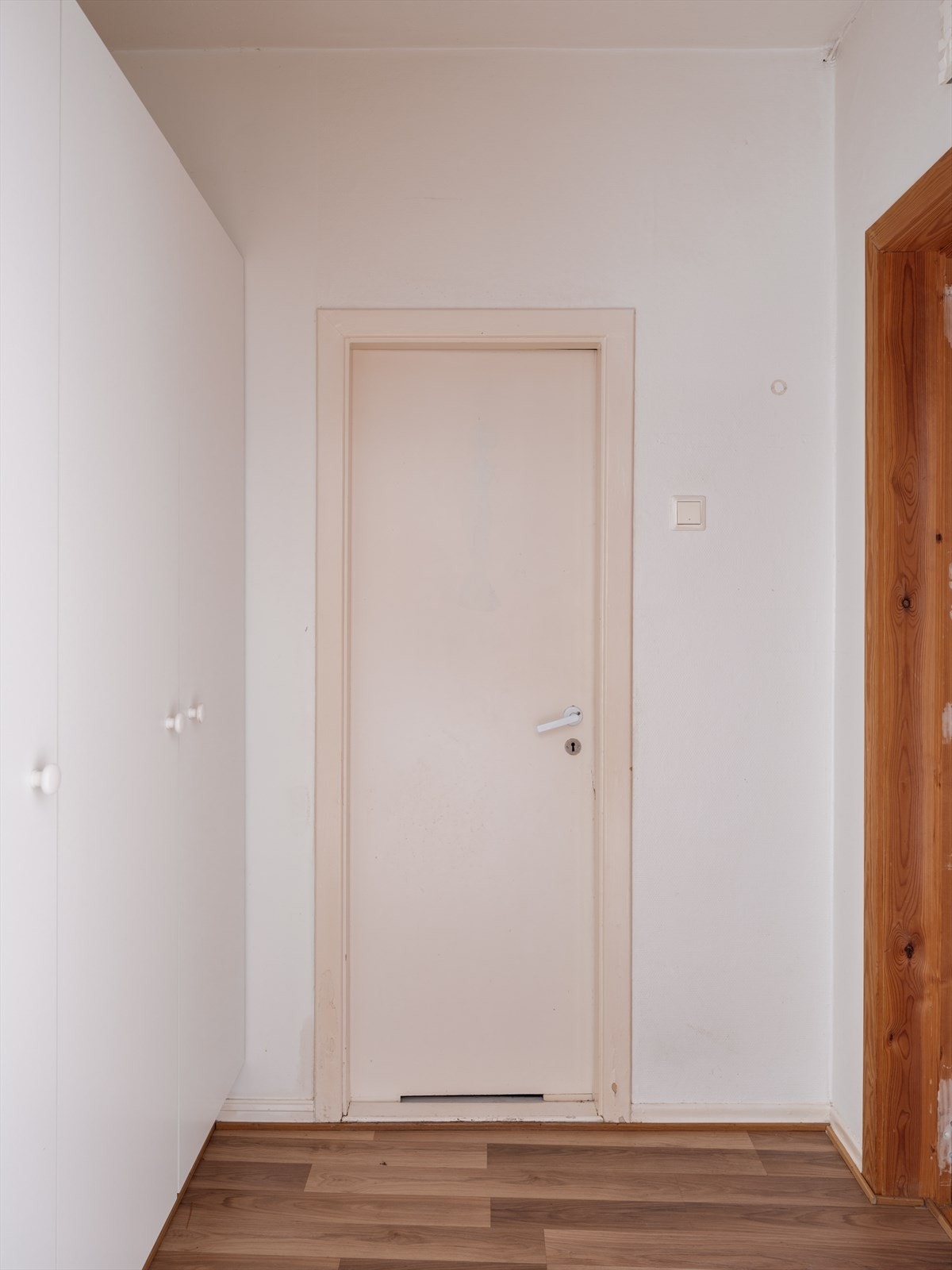 Det er god plass til å henge fra seg yttertøy og sette fra seg sko i garderobeskapet. Galleribilde