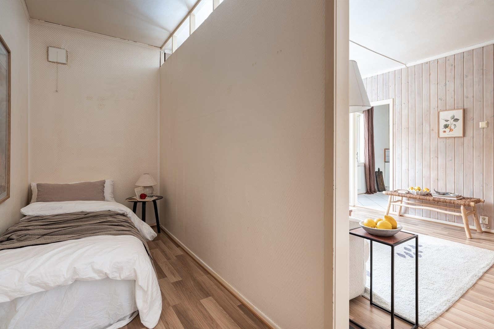 Det er plass til seng og tilhørende møbler. Galleribilde