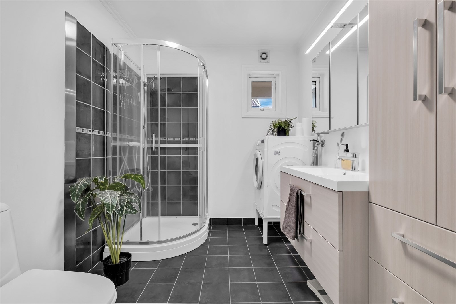 Leiligheten har et pent og moderne baderom. Badet har varmekabler som gir en behagelig temperatur året rundt. Galleribilde