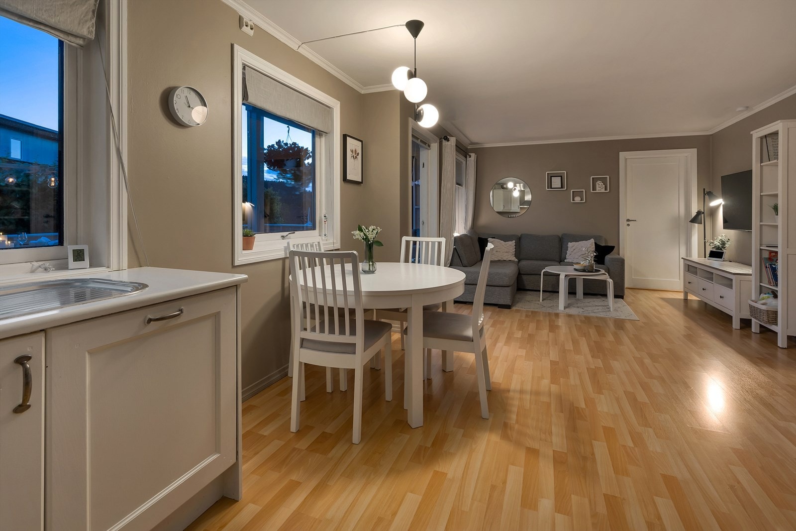 Veggene har malt gips i lyse, moderne farger som skaper en luftig og innbydende atmosfære. Galleribilde