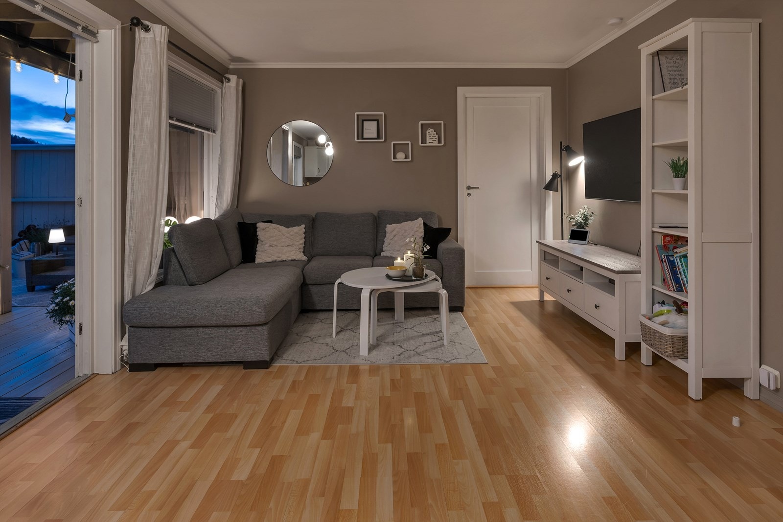 Fra stuen er det utgang til en stor, delvis overbygd terrasse, som gir gode muligheter for både avslapping og sosiale sammenkomster. Galleribilde